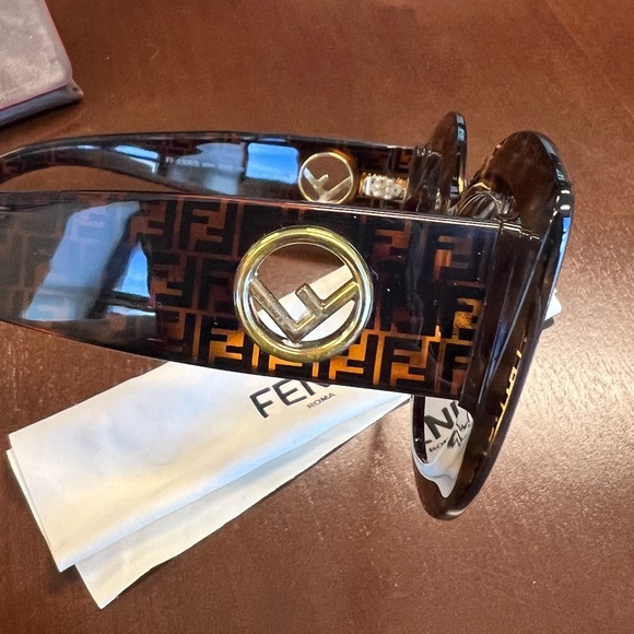 Fendi FF Logo Cat-Eye Sunglasses - Picture 6 of 11